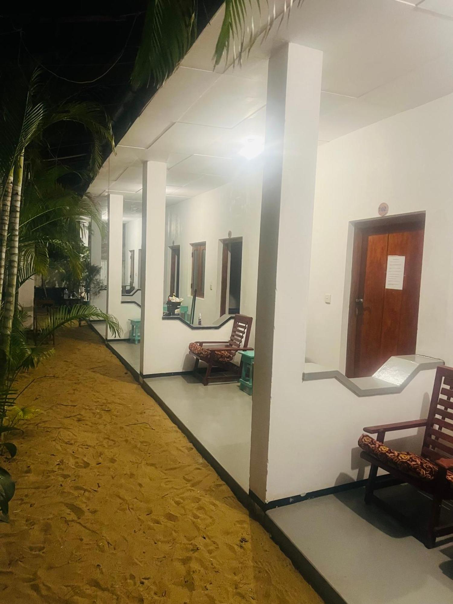 Hotel Moxy Bay Arugambay Arugam Bay Exterior foto